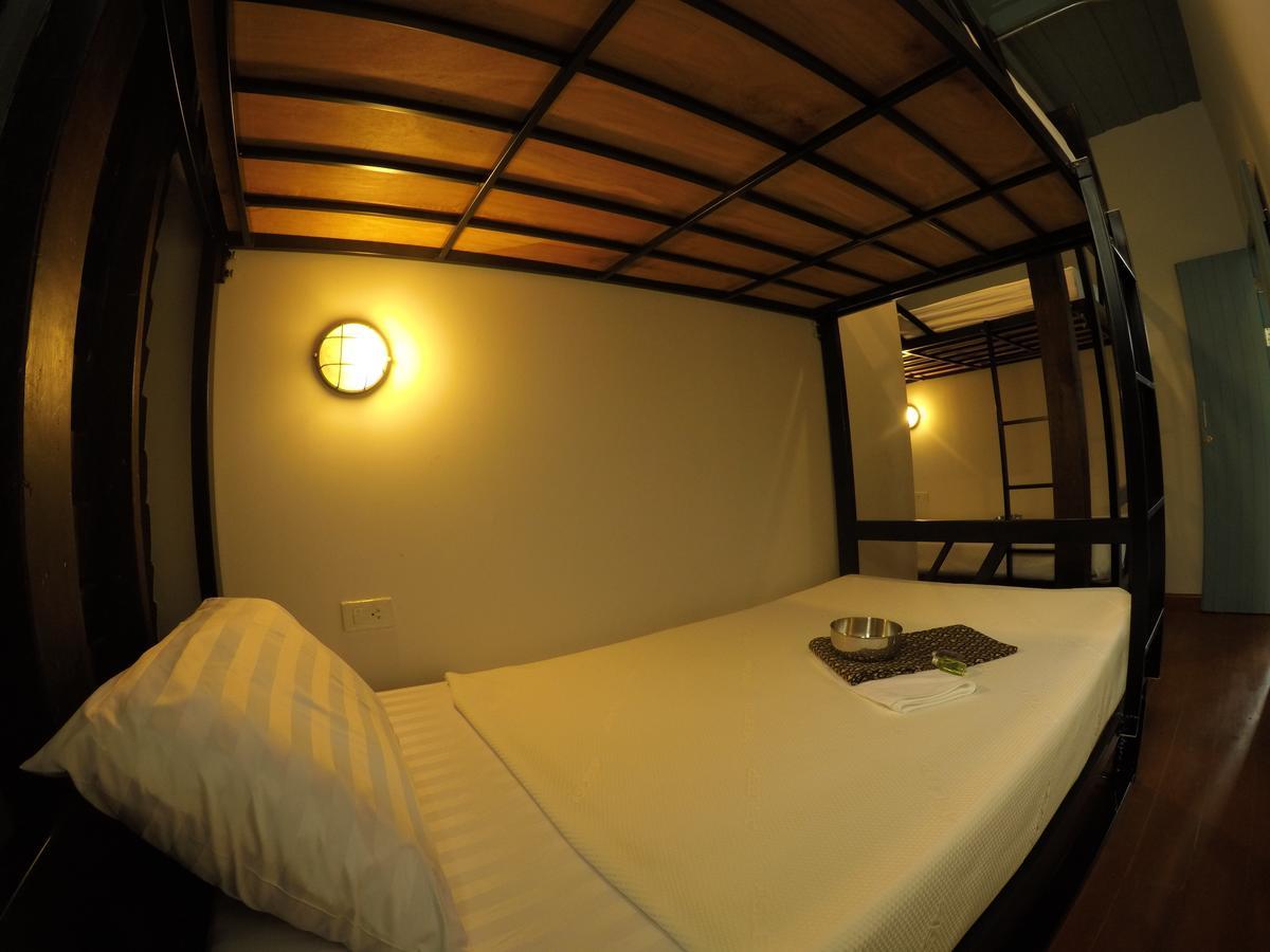 La Moon Hostel Банкок Екстериор снимка