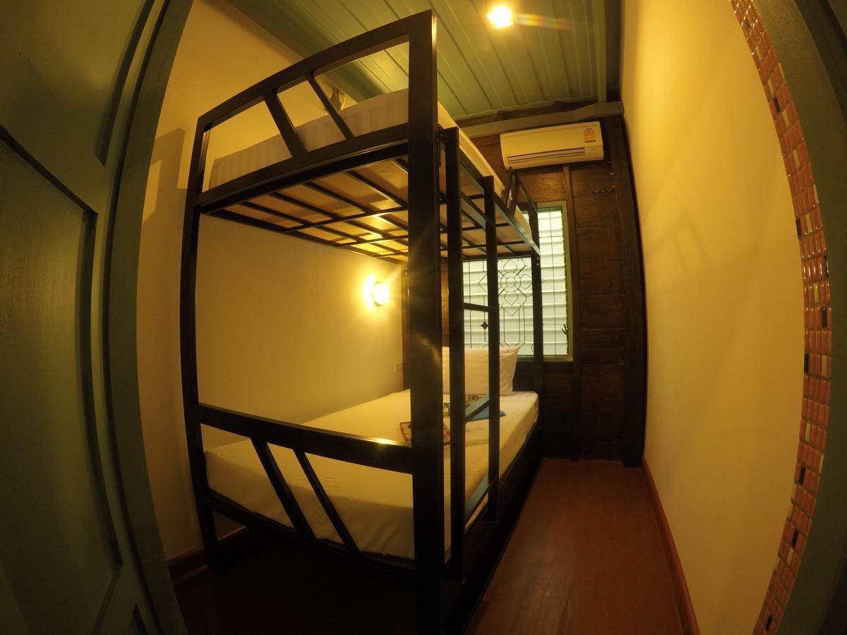 La Moon Hostel Банкок Екстериор снимка