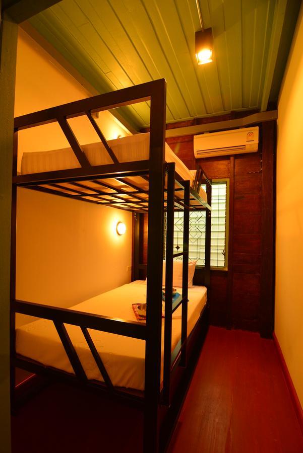La Moon Hostel Банкок Екстериор снимка